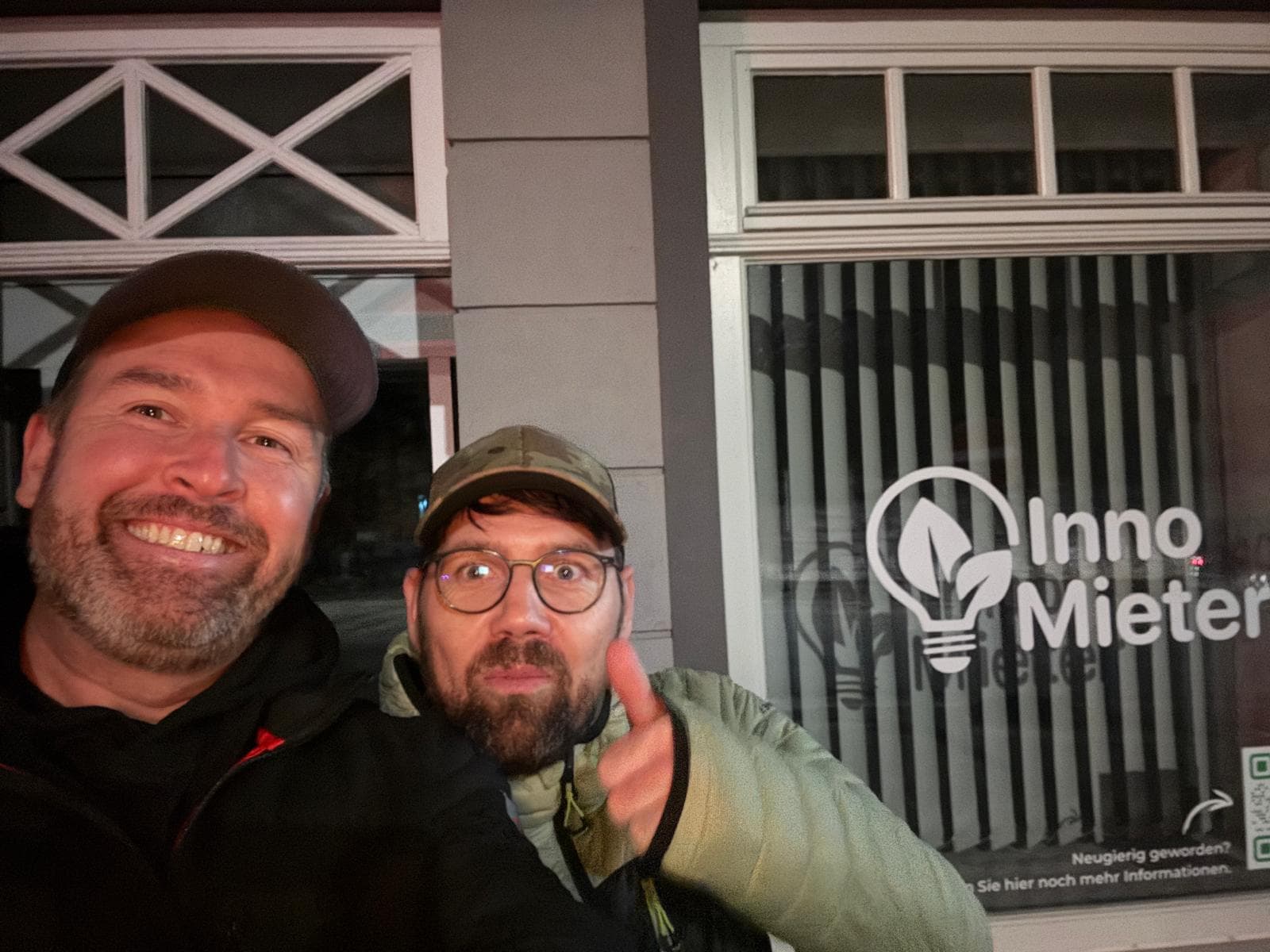 Geburtstagsfoto mit warmem Teamspirit.