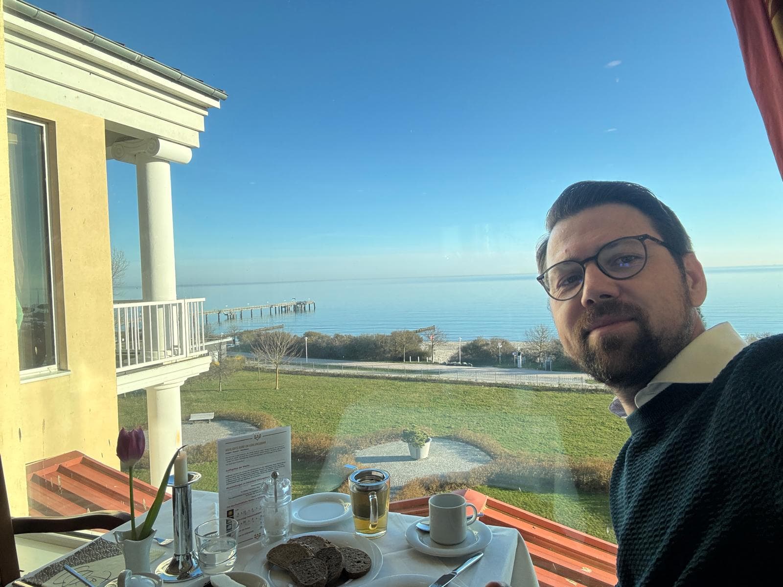 Freundlicher Geburtstagsmoment aus dem Buero.